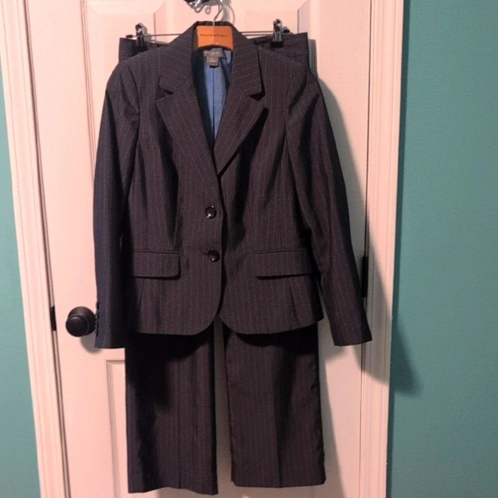 Ann Taylor Charcoal Pinstripe Suit 6P - Picture 1 of 10